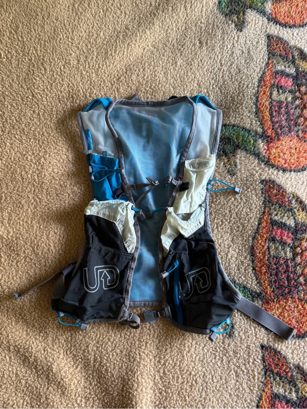 ultimate direction hydration vest - size medium
